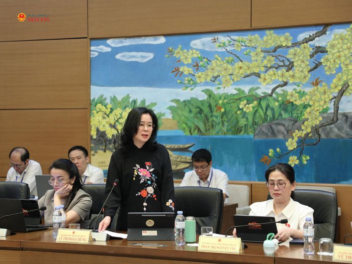 ĐBQH Lê Thị Hoài Chung (Nghệ An) phát biểu