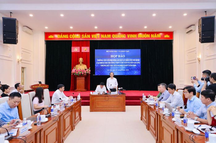 Toàn cảnh buổi họp báo