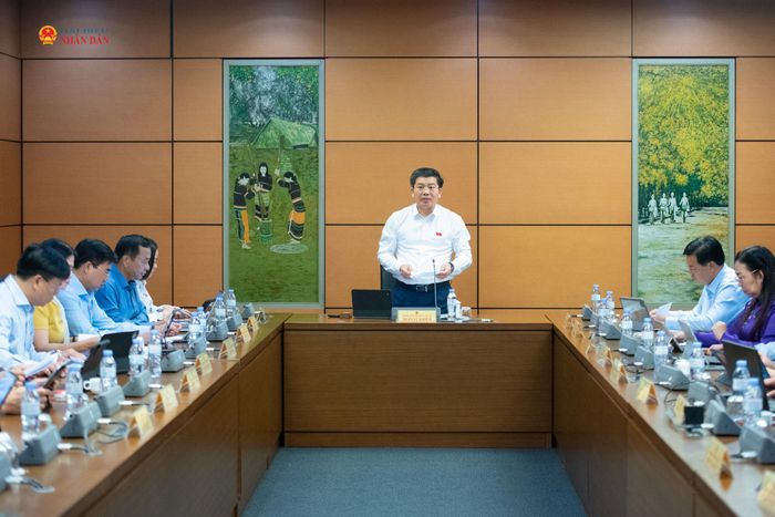 ĐBQH Trần Vũ Khiêm (Quảng Trị) điều hành phiên thảo luận ở Tổ sáng 5/8