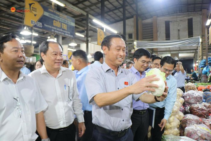 Khuya 4/8, đoàn giám sát HĐND thành phố Hồ Chí Minh có mặt tại chợ đầu mối Bình Điền khảo sát công tác bảo đảm an toàn thực phẩm. Ảnh: Hoa Lê