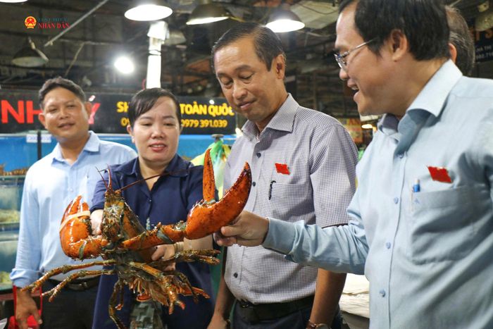 Khuya 4/8, đoàn giám sát HĐND thành phố Hồ Chí Minh có mặt tại chợ đầu mối Bình Điền khảo sát công tác bảo đảm an toàn thực phẩm. Ảnh: Hoa Lê