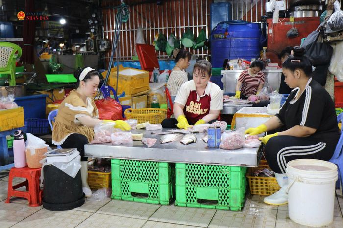 Chợ đầu mối Bình Điền - nơi cung ứng lượng lớn thực phẩm cho thành phố Hồ Chí Minh và các địa phương lân cận. Ảnh: Hoa Lê