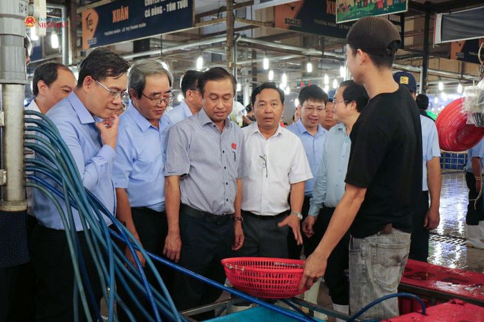 Khuya 4/8, đoàn giám sát HĐND thành phố Hồ Chí Minh có mặt tại chợ đầu mối Bình Điền khảo sát công tác bảo đảm an toàn thực phẩm. Ảnh: Hoa Lê