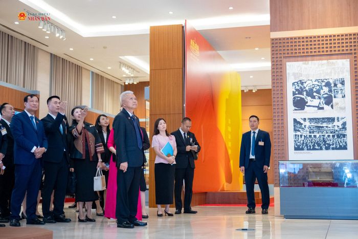 Chủ tịch Quốc hội kiêm Chủ tịch Hạ viện Thái Lan Sophon Zaram và các đại biểu tham quan Bảo tàng Quốc hội