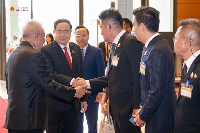 Chủ tịch Quốc hội Trần Thanh Mẫn giới thiệu với Chủ tịch Quốc hội kiêm Chủ tịch Hạ viện Thái Lan Sophon Zaram về thành viên Đoàn Việt Nam