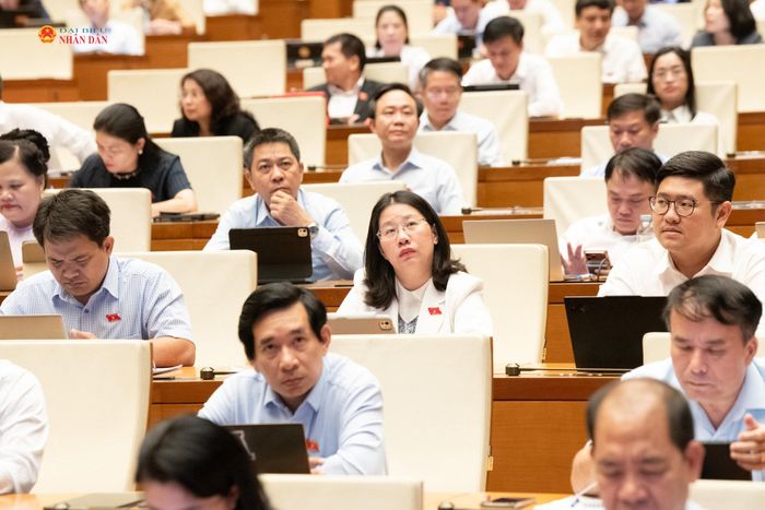 Quốc hội thảo luận tại hội trường về dự án Luật sửa đổi, bổ sung Điều 6 và Phụ lục IV về Danh mục ngành, nghề đầu tư kinh doanh có điều kiện của Luật Đầu tư, chiều 5/8. Ảnh: Lâm Hiển