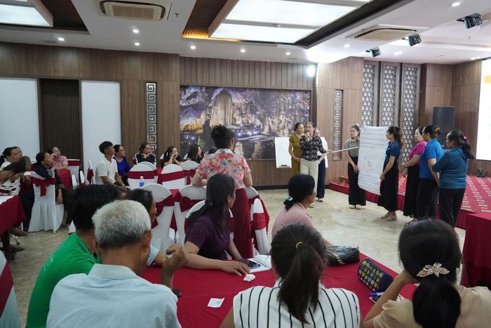 Hoạt động xây dựng mô hình sản xuất nông nghiệp tuần hoàn tại lớp tập huấn. Ảnh: Khánh Trinh