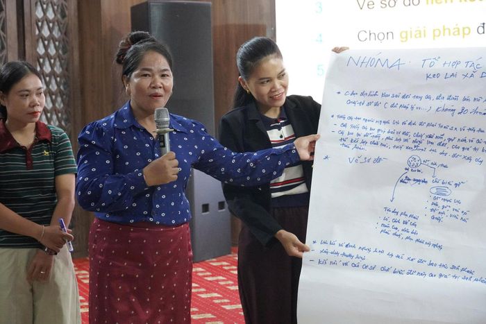 Chị Hồ Thị Thanh trình bày ý tưởng tại lớp tập huấn. Ảnh: Khánh Trinh