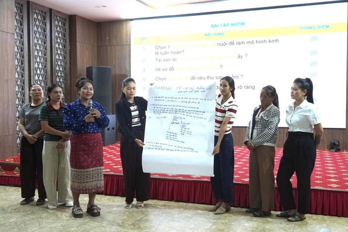 Tổ hợp tác trồng cây keo xã Dân Hóa trình bày về mô hình sản xuất nông nghiệp tuần hoàn. Ảnh: Khánh Trinh