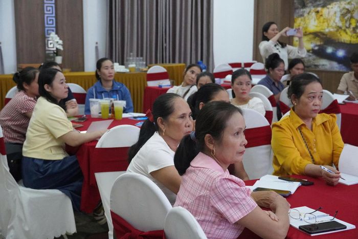 Nhiều chị em phụ nữ các xã vùng cao ở tỉnh Quảng Trị cùng học tập và trao đổi thông tin phát triển sinh kế thiết thực. Ảnh: Khánh Trinh