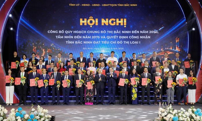 Bí thư Tỉnh ủy Bắc Ninh Nguyễn Hồng Thái và Chủ tịch UBND tỉnh Phạm Hoàng Sơn trao quyết định chấp thuận đầu tư cho đại diện các doanh nghiệp. Ảnh: M.Hoa