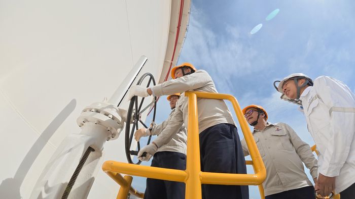  Lãnh đạo UBND tỉnh Quảng Ngãi, BSR và PTSC Quảng Ngãi khởi động van dẫn dầu vào bể chứa dầu thô. Nguồn: BSR. 