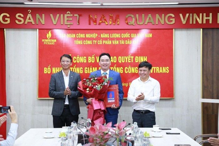 Ông Trần Hồng Nam, Thành viên HĐTV Petrovietnam và ông Phạm Việt Anh, Chủ tịch HĐQT PVTrans trao quyết định bổ nhiệm cho ông Nguyễn Thanh Bình. Nguồn: PVTrans.