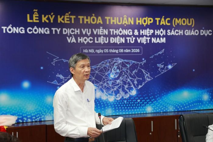 Ông Nguyễn Khắc Khanh, Chủ tịch VAEDR phát biểu tại buổi lễ. Ảnh: Nhà xuất bản Giáo dục Việt Nam.