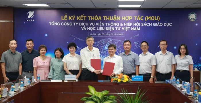 Hai bên trao thỏa thuận hợp tác. Ảnh: Nhà xuất bản Giáo dục Việt Nam.