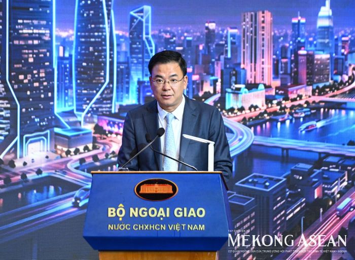 Đại sứ Việt Nam tại Nhật Bản Phạm Quang Hiệu trình bày tham luận. Ảnh: Đỗ Thảo - Mekong ASEAN