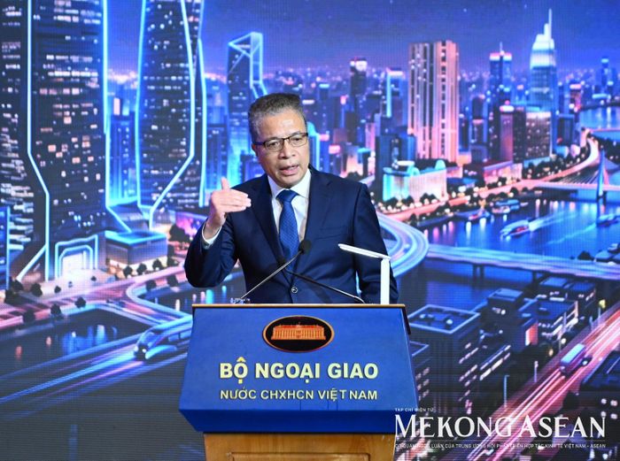 Đại sứ Việt Nam tại Liên bang Nga Đặng Minh Khôi trình bày tham luận. Ảnh: Đỗ Thảo - Mekong ASEAN