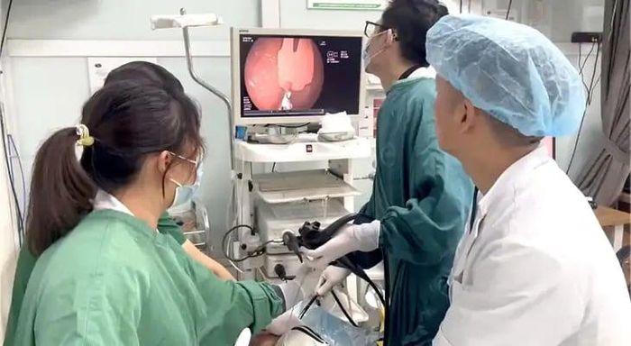 Hình ảnh các bác sĩ tiến hành gây mê để nội soi lấy dị vật. Ảnh: BVCC
