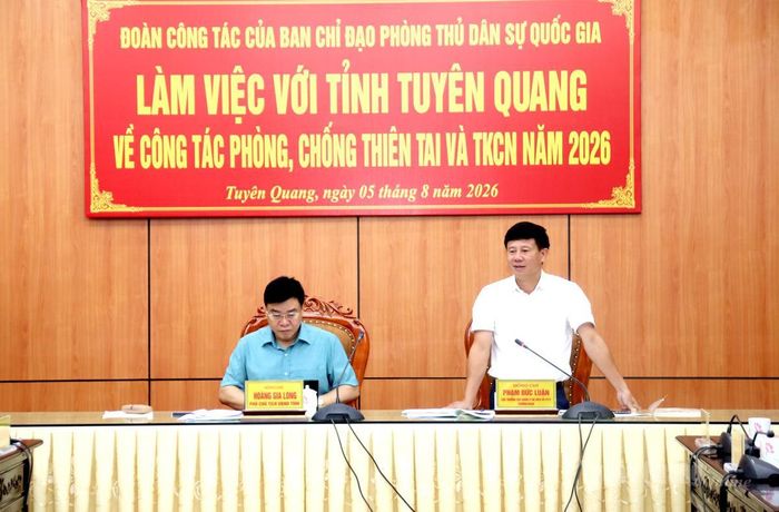Đồng chí Phạm Đức Luận, Cục trưởng Cục Quản lý đê điều và PCTT phát biểu kết luận. Ảnh Báo Tuyên Quang