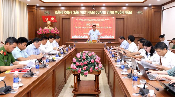 Đồng chí Lò Minh Hùng, Phó Bí thư Thường trực Tỉnh ủy, Chủ tịch HĐND tỉnh, Phó Trưởng Ban Chỉ đạo phát triển khoa học, công nghệ, đổi mới sáng tạo và chuyển đổi số tỉnh Sơn La (Ban Chỉ đạo 329) chủ trì cuộc họp. Ảnh SNews