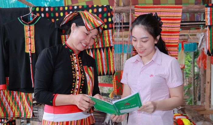 Tín dụng chính sách đang góp phần "đánh thức" nhiều làng nghề truyền thống Xứ Nghệ.