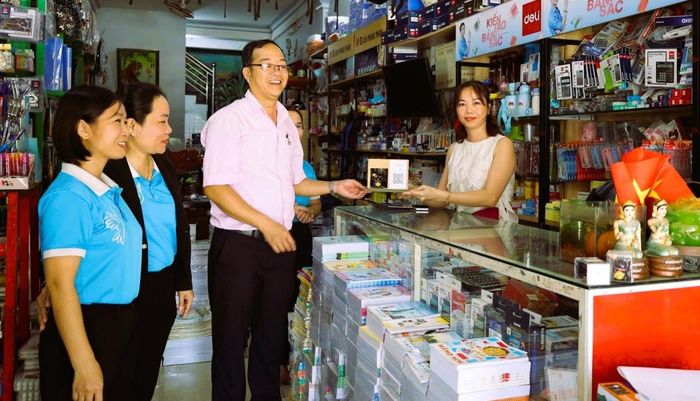 Giao dịch qua điện thoại, mã QR hay các ứng dụng ngân hàng số không chỉ giúp tiết kiệm thời gian, chi phí mà còn góp phần nâng cao tính minh bạch, thúc đẩy phát triển kinh tế số ...