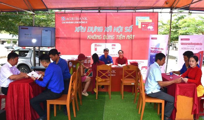 Cùng với quá trình số hóa hoạt động, thanh toán không dùng tiền mặt đang trở thành điểm sáng của ngành Ngân hàng trên địa bàn Khu vực 10.