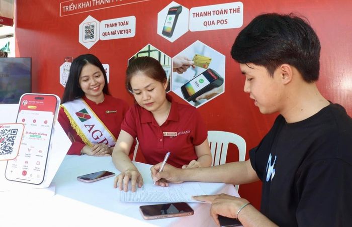 Trong bối cảnh kinh tế số phát triển mạnh mẽ, chuyển đổi số không chỉ là yêu cầu tất yếu mà còn trở thành lợi thế cạnh tranh của ngành Ngân hàng...
