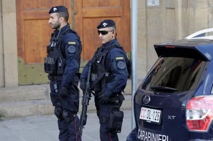 Lực lượng chức năng Italy đã tiến hành bắt giữ hai nghi phạm, trong đó có một cựu nhân viên tình báo, với cáo buộc chuyển giao trái phép tài liệu mật Ảnh: Reuters