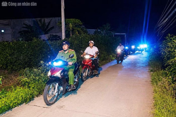 Các thành viên Câu lạc bộ “3 tích cực trong đồng bào Khmer” xã Hưng Hội cùng Công an xã tuần tra, bảo đảm ANTT từng phum sóc.