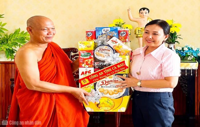 Thượng tá Lê Kiều Oanh, Phó trưởng phòng An ninh nội địa thăm, tặng quà Hòa thượng Thạch Hà, Trưởng ban Trị sự Giáo hội Phật giáo Việt Nam tỉnh Cà Mau nhân Đại lễ Phật đản năm 2026.