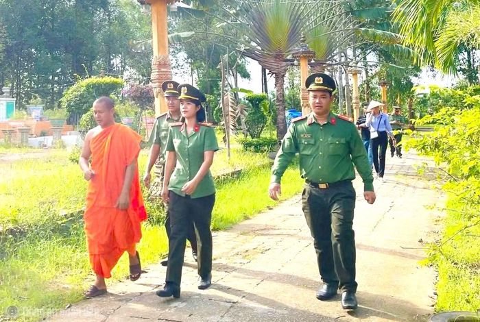 Phòng An ninh nội địa Công an Cà Mau đồng hành cùng chức sắc người Khmer trong đảm bảo ANTT cơ sở.