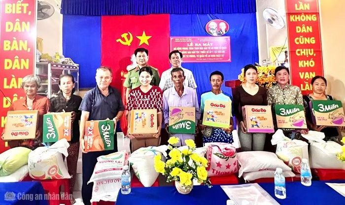Phòng An ninh nội địa Công an Cà Mau tặng quà đồng bào Khmer xã Tân Lộc.