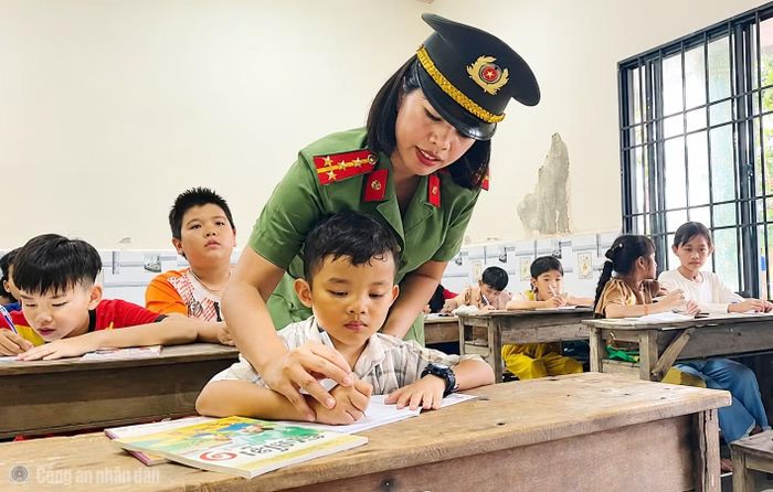 Cán bộ Phòng An ninh nội địa dạy chữ Khmer dịp hè cho các em tại Chùa Rạch Giồng, xã Hồ Thị Kỷ.