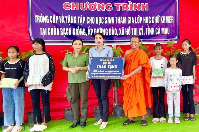 Chương trình trồng cây, tặng tập cho học sinh tại chùa Rạch Giồng, xã Hồ Thị Kỷ do Phòng An ninh nội địa vận động nhà hảo tâm, người có uy tín phối hợp tổ chức.