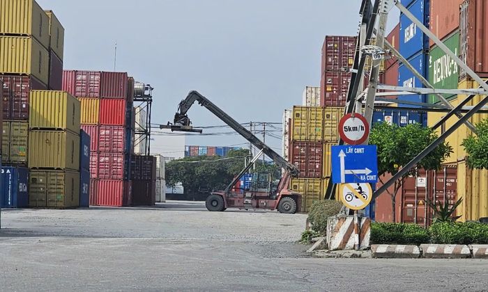 Một bãi container nằm trên Quốc lộ 1A thuộc địa bàn phường Linh Xuân.