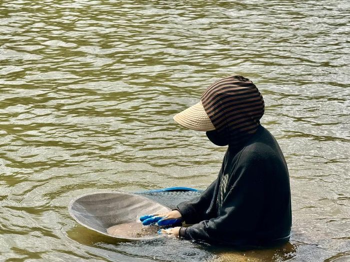 Mỗi mâm cát được gạn lọc hàng chục lần với hy vọng tìm được vài hạt vàng.