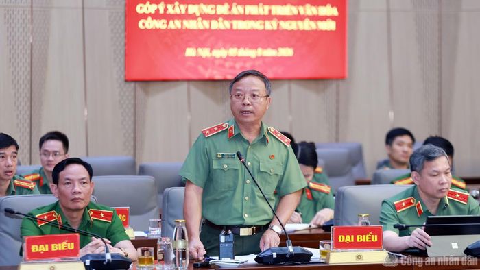 Trung tướng, PGS.TS Phan Xuân Tuy trình bày tham luận “Xây dựng hình tượng người Công an cách mạng trong kỷ nguyên phát triển mới của dân tộc”.