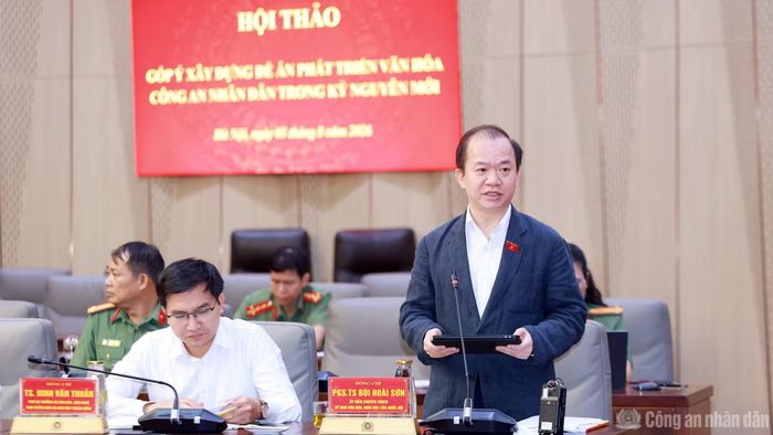 PGS.TS Bùi Hoài Sơn nhấn mạnh, một lực lượng Công an có văn hóa không chỉ khiến tội phạm phải e sợ mà còn phải làm cho nhân dân cảm thấy an tâm, được tôn trọng và được bảo vệ.