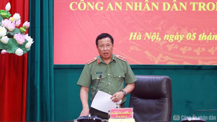 Thiếu tướng Nguyễn Công Bẩy, Phó Cục trưởng Cục Công tác chính trị, Phó Trưởng ban nghiên cứu, xây dựng Đề án điều hành phần tham luận.