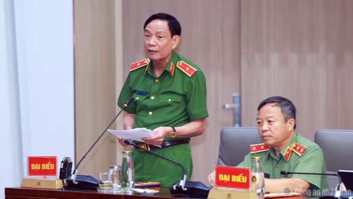 Các đại biểu tập trung phân tích sự cần thiết, cơ sở lý luận, cơ sở thực tiễn của việc xây dựng Đề án.