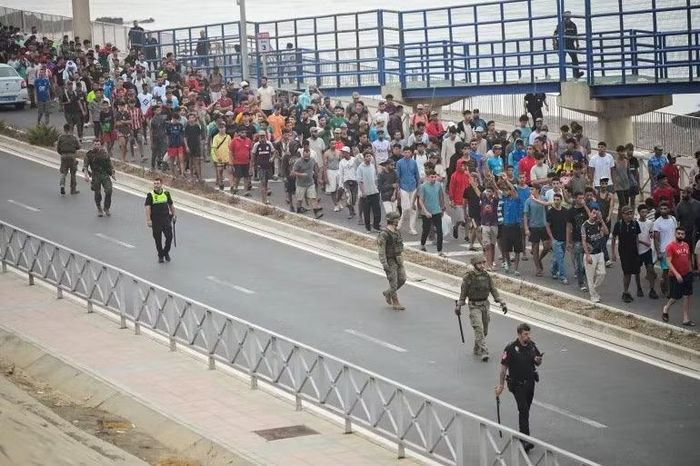  Cảnh sát và binh lính Tây Ban Nha tuần tra trên trục đường ven biển Ceuta trong “cơn bão” di cư, ngày 1/8/2026. Ảnh: Al Jajeera 