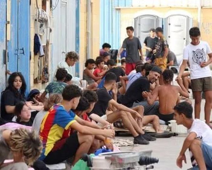  Người dân từ Morocco đến Ceuta. Ảnh: Reduan/EPA 