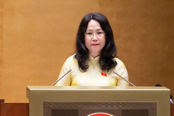 Bộ trưởng Bộ Văn hóa, Thể thao và Du lịch Lâm Thị Phương Thanh trình bày tờ trình dự án Luật sửa đổi, bổ sung một số điều của Luật Xuất bản.