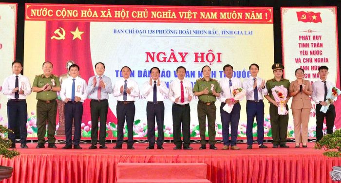 Lãnh đạo Ban Tuyên giáo Trung ương, Bộ Công an và tỉnh Gia Lai tại Ngày hội.