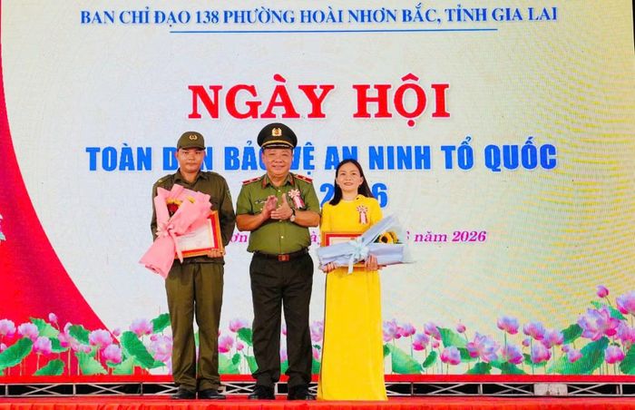 Thiếu tướng Lê Quang Nhân, Giám đốc Công an tỉnh Gia Lai, tặng Giấy khen cho các tập thể, cá nhân đạt thành tích trong phong trào toàn dân bảo vệ ANTQ.