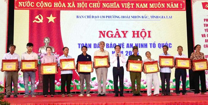 Lãnh đạo Ban Tuyên giáo Trung ương trao tặng quà cho các tập thể, cá nhân có thành tích, đóng góp xuất sắc trong phong trào toàn dân bảo vệ ANTQ.