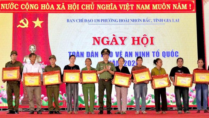 Thứ trưởng Đặng Hồng Đức tặng quà cho các cá nhân có thành tích xuất sắc trong phong trào toàn dân bảo vệ ANTQ.