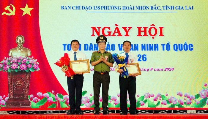 Thứ trưởng Đặng Hồng Đức trao Bằng khen của Bộ Công an tặng tập thể, cá nhân có thành tích xuất sắc trong phong trào toàn dân bảo vệ ANTQ.