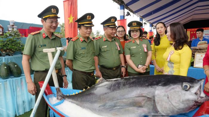 Thứ trưởng Đặng Hồng Đức và các đại biểu tham quan sản phẩm đặc trưng của phường Hoài Nhơn Bắc được trưng bày tại Ngày hội.